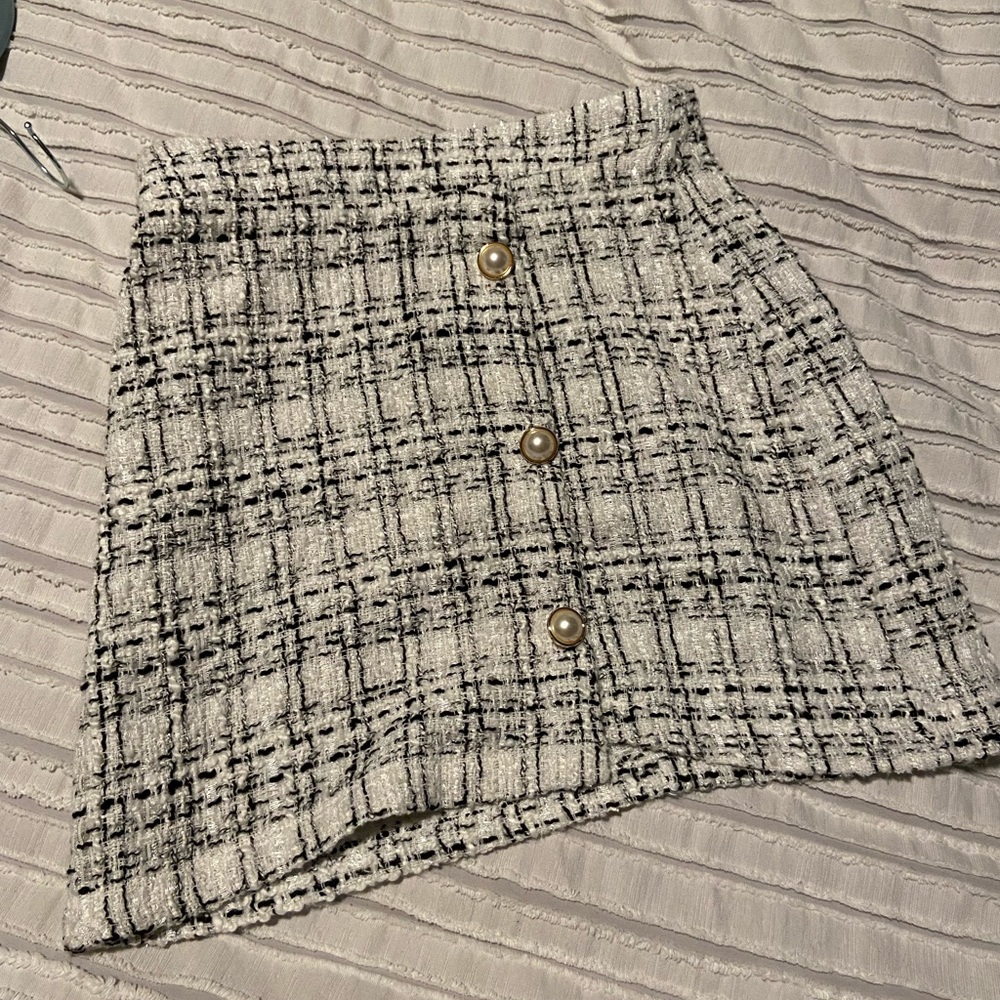 Plaid black and white skirt